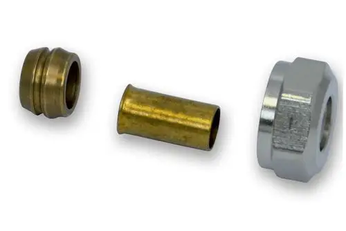 Drei Metallteile, darunter eine Klemmverschraubung und zwei Adapter. Produkte von Roth, geeignet für Rohrverbindungen in sanitären Anwendungen.